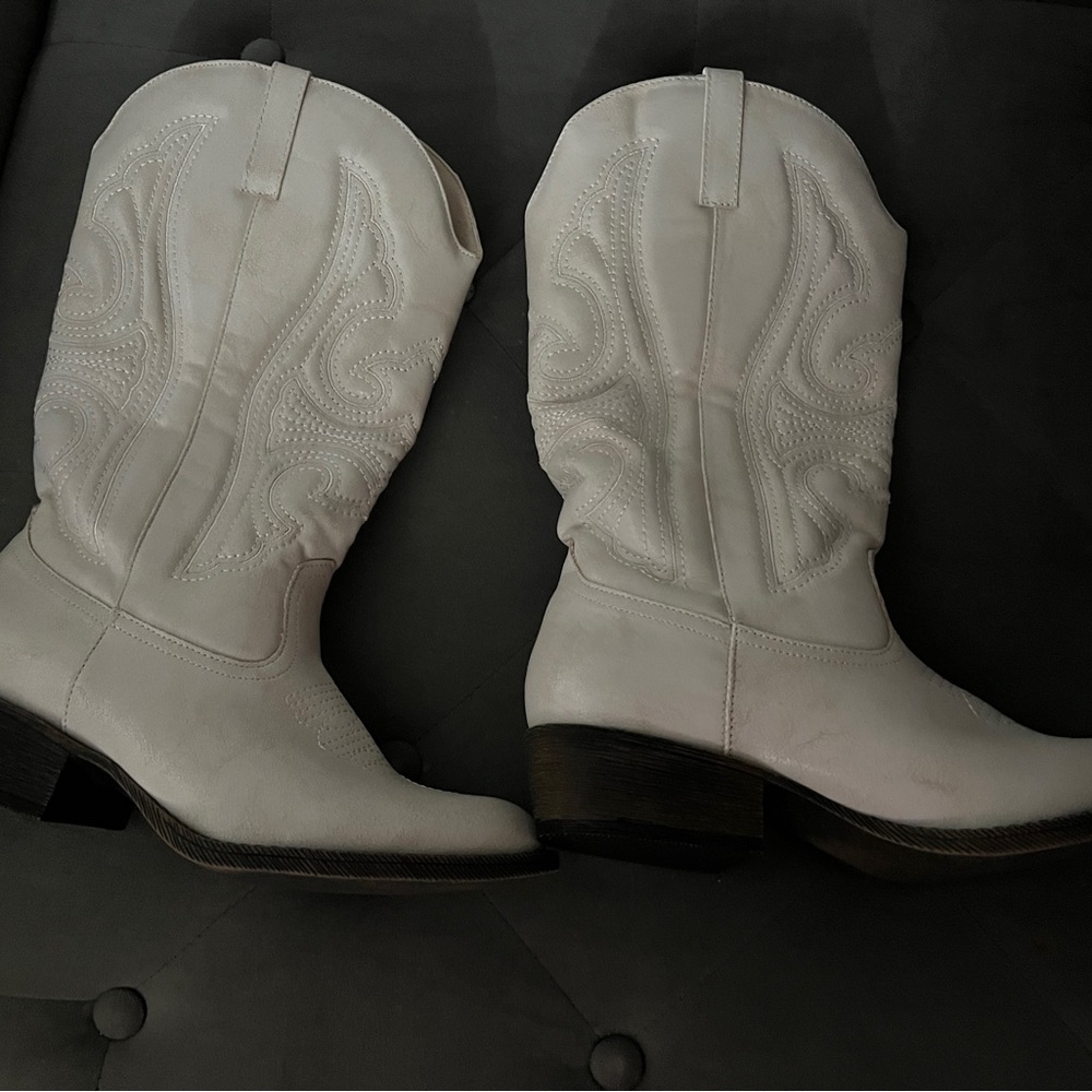 Western style white boots with details (7.5)